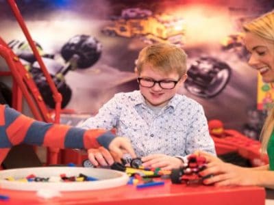 Legoland Centre Oberhausen, Kinder mit Mitarbeiterin beim bauen