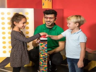 Legoland Centre Oberhausen Kinder mit Mitarbeiter vor Legobuzzer
