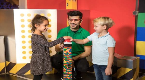 Legoland Centre Oberhausen Kinder mit Mitarbeiter vor Legobuzzer