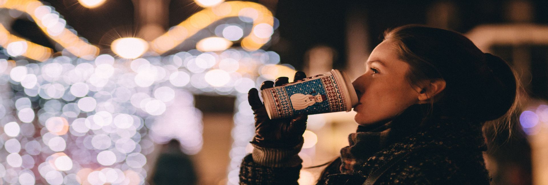 Weihnachtsmarkt Frau mit Glühwein