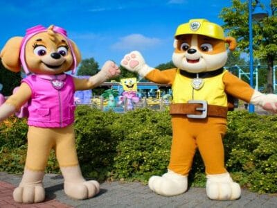 Paw Patrol Skye und Rubble vor der Spongebob Bahn
