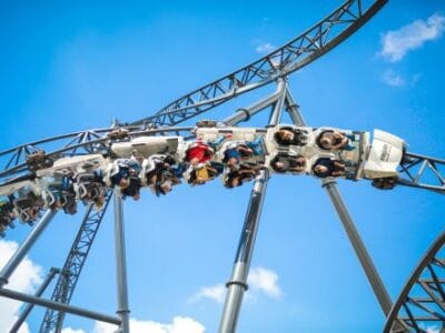 Startrek Bahn Movie Park Germany mit Gondel kopfüber