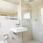 Appartement neu 2022 Badezimmer mit Dusche Glaswand