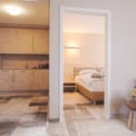 Appartements neu 2022 mit Blick in Schlafzimmer und zur Küchenzeile