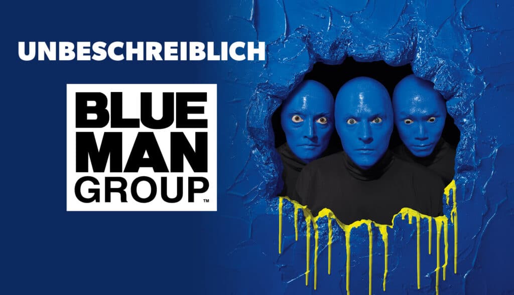 Blue Man Group Showplakat in blau mit 3 blauen Männern und Schriftzug