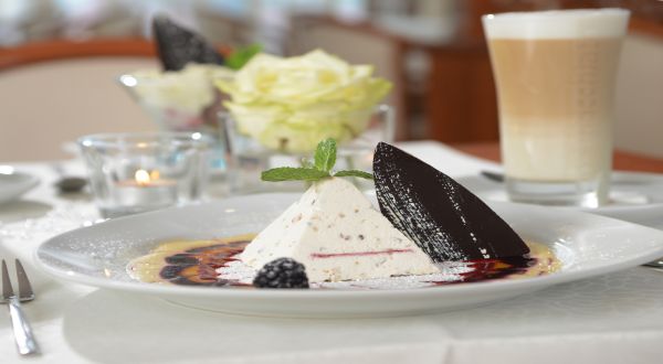 Restaurant-Residenz-Food-Dessert-600x330